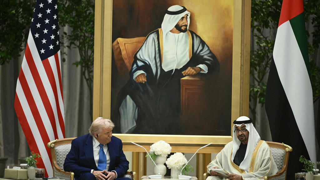 U.S. President Trump with United Arab Emirates President Mohammed bin Zayed in Abu Dhabi (Photo: Brendan SMIALOWSKI / AFP) נשיא ארה"ב טראמפ עם נשיא איחוד האמירויות מוחמד בן זאיד ב אבו דאבי