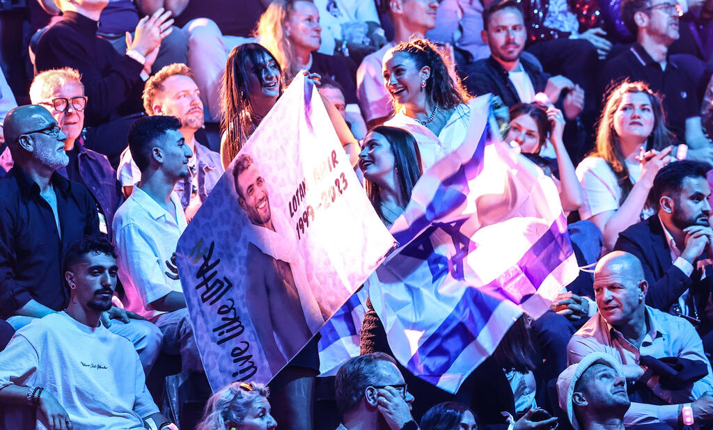 קהל בזמן הביצוע של יובל רפאל חצי גמר אירוויזיון 2025