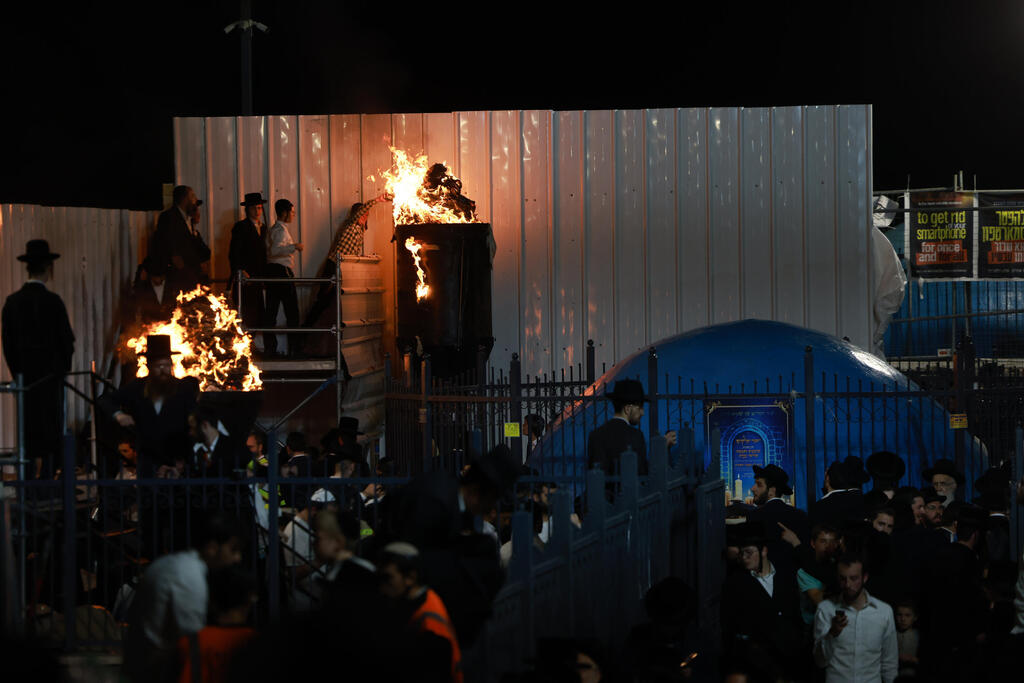 מדליקים את אחת המדורות במתחם משני