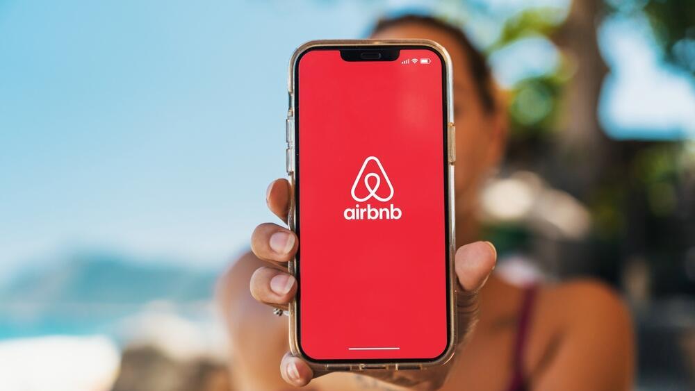 Airbnb rejects blame for housing crisis as EU moves to tighten rules on short-term rentals (Photo: Diego Thomazini / Shutterstock.com) Airbnb