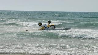 חילוץ המסוק שהתרסק אל תוך המים בחוף בבת ים