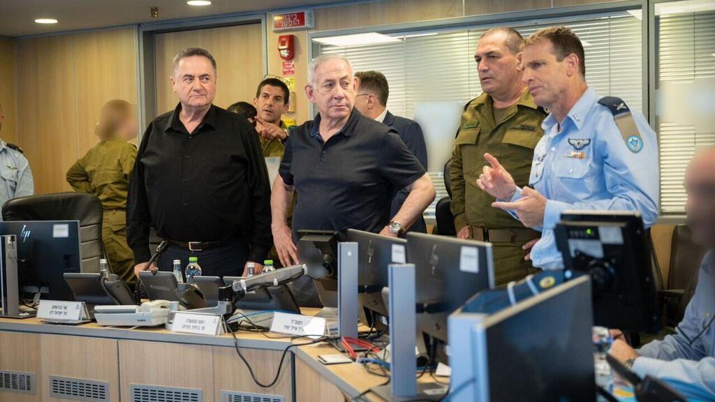 רה"מ בנימין נתניהו, ישראל כ"ץ והרמטכ"ל אייל זמיר צופים במטוסי חיל האוויר תוקפים מטרות טרור של שלטון הטרור החות׳י בתימן