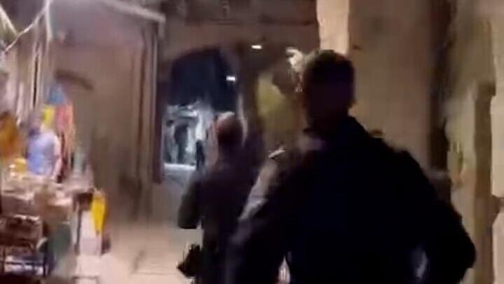 תיעוד מזירת פיגוע הדקירה ברחוב שער השלשלת בעיר העתיקה בירושלים