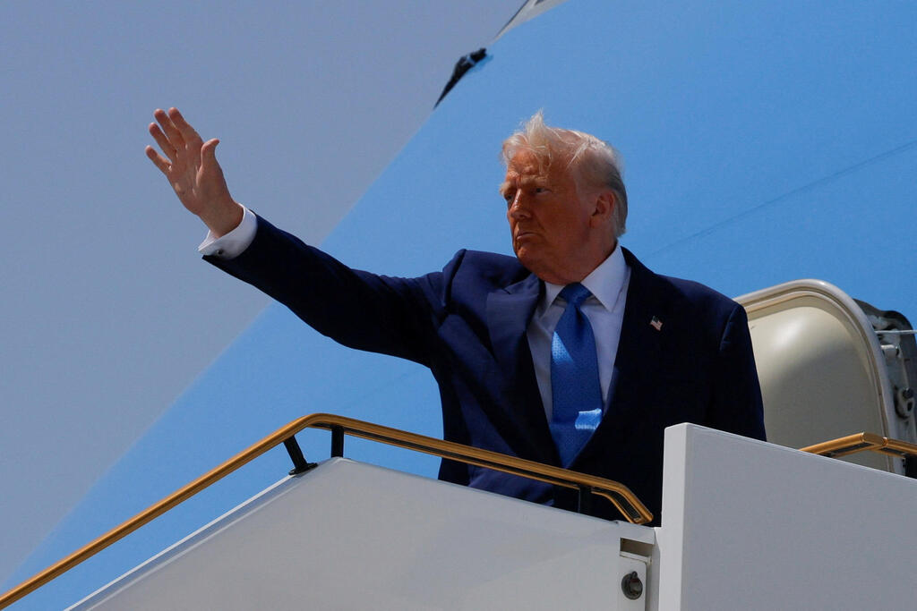Photo: Reuters טראמפ בסיום ביקורו במזרח התיכון אבו דאבי ב מטוס אייר פורס 1