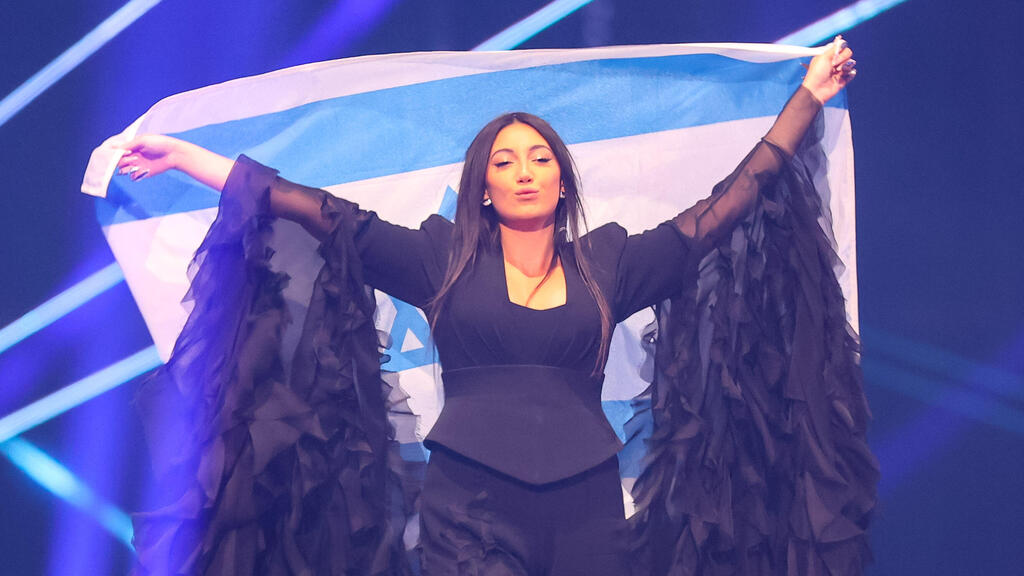 יובל רפאל עם דגל ישראל בחזרה הגנרלית לאירוויזיון