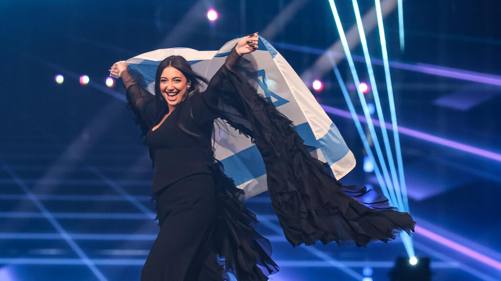 יובל רפאל עם דגל ישראל בחזרה הגנרלית לאירוויזיון
