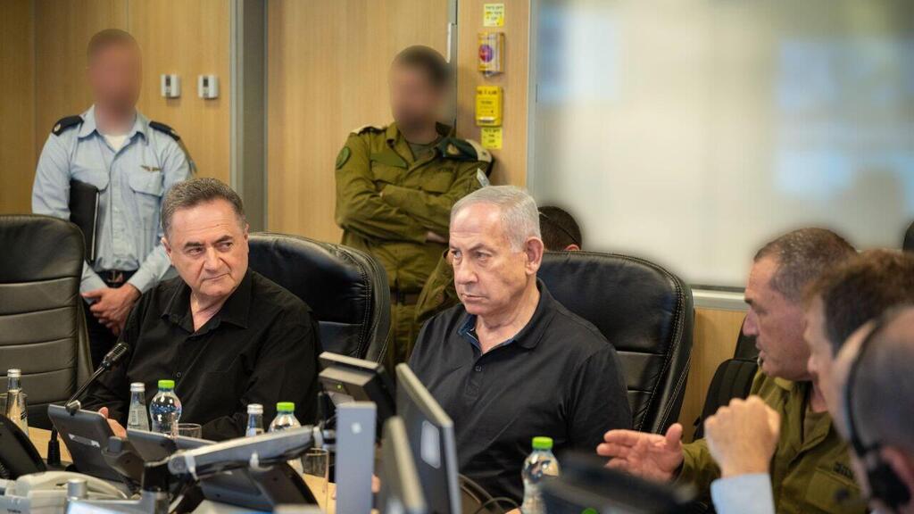 Defense Minister Isarel Katz and Prim Minister Benjamin Netanyahu (Photo: Defense Ministry ) רה"מ בנימין נתניהו, ישראל כ"ץ והרמטכ"ל אייל זמיר צופים במטוסי חיל האוויר תוקפים מטרות טרור של שלטון הטרור החות׳י בתימן