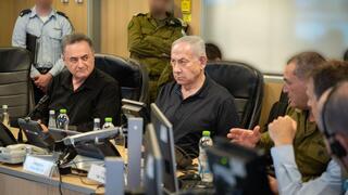 רה"מ בנימין נתניהו, ישראל כ"ץ והרמטכ"ל אייל זמיר צופים במטוסי חיל האוויר תוקפים מטרות טרור של שלטון הטרור החות׳י בתימן