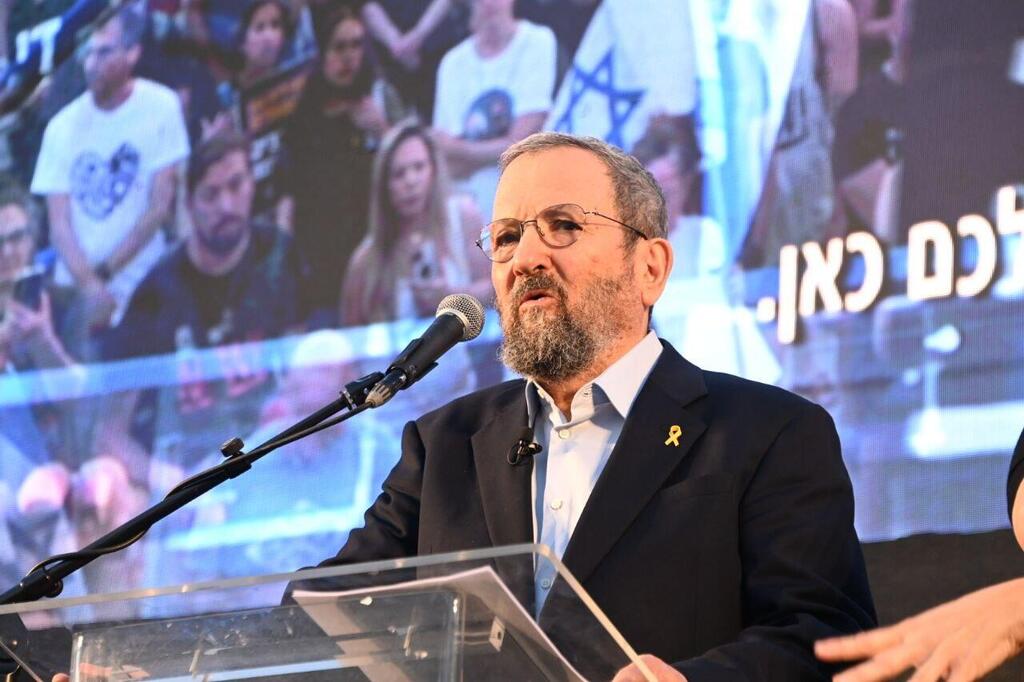 אהוד ברק נואם בהפגנה בכיכר הבימה נגד הממשלה ולהחזרת החטופים