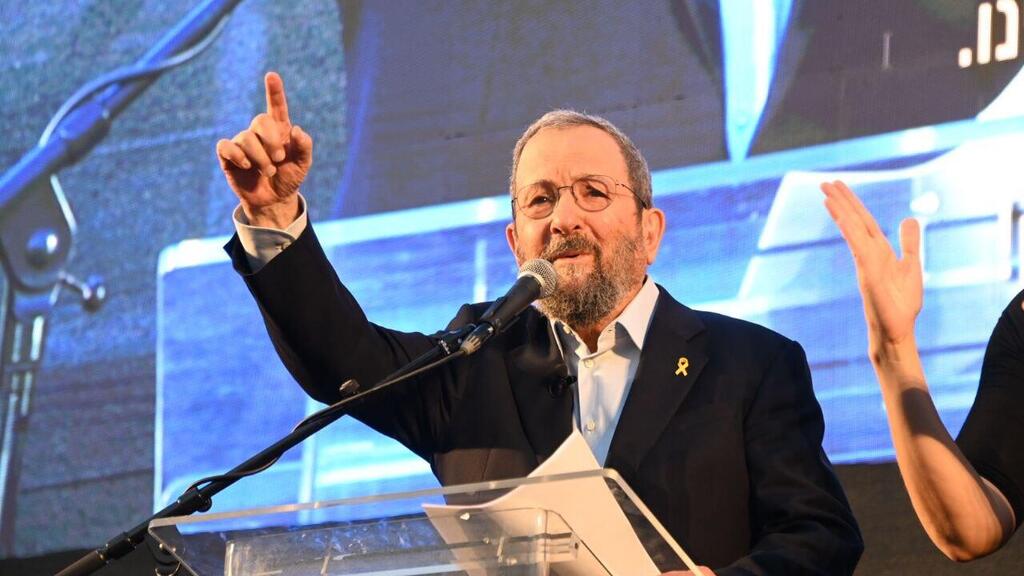 אהוד ברק נואם בהפגנה בכיכר הבימה נגד הממשלה ולהחזרת החטופים