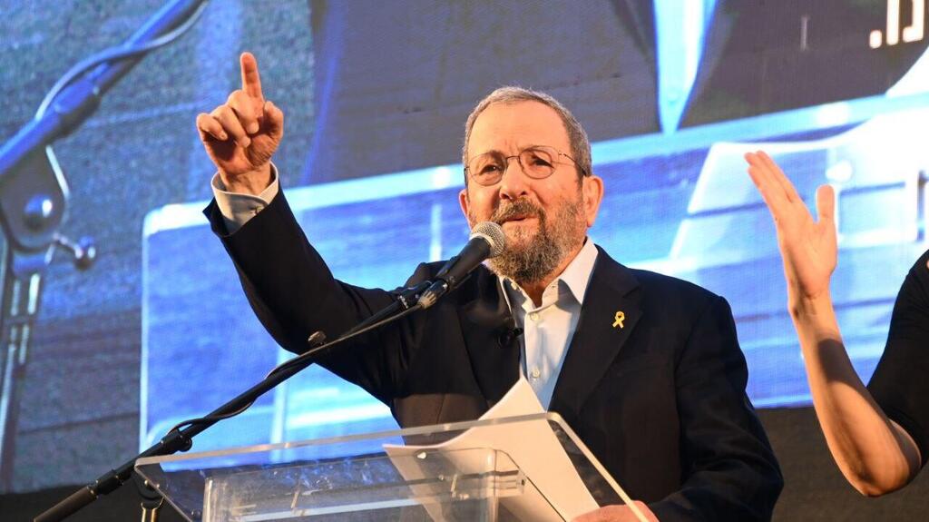 אהוד ברק נואם בהפגנה בכיכר הבימה נגד הממשלה ולהחזרת החטופים