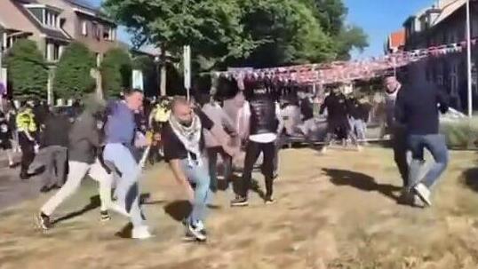 נוצרים אוהבי ישראל מתעמתים עם מפגינים פרו פלסטינים בעיר קאטוויק, הולנד