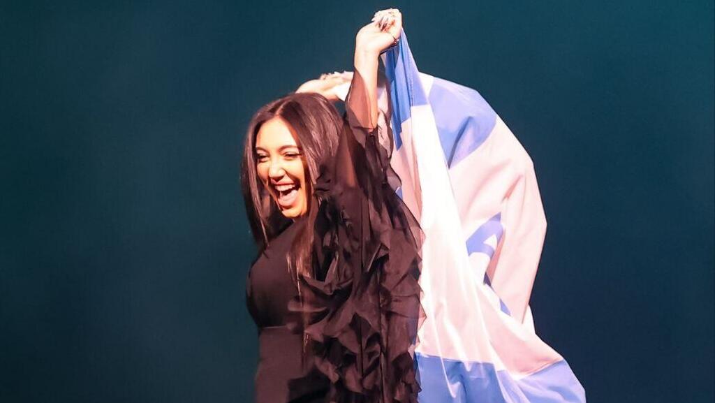 Израильская певица Юваль Рафаэль на Евровидении-2025 (Фото: Гиль Нехуштан) יובל רפאל מצעד הדגלים אירוויזיון 2025