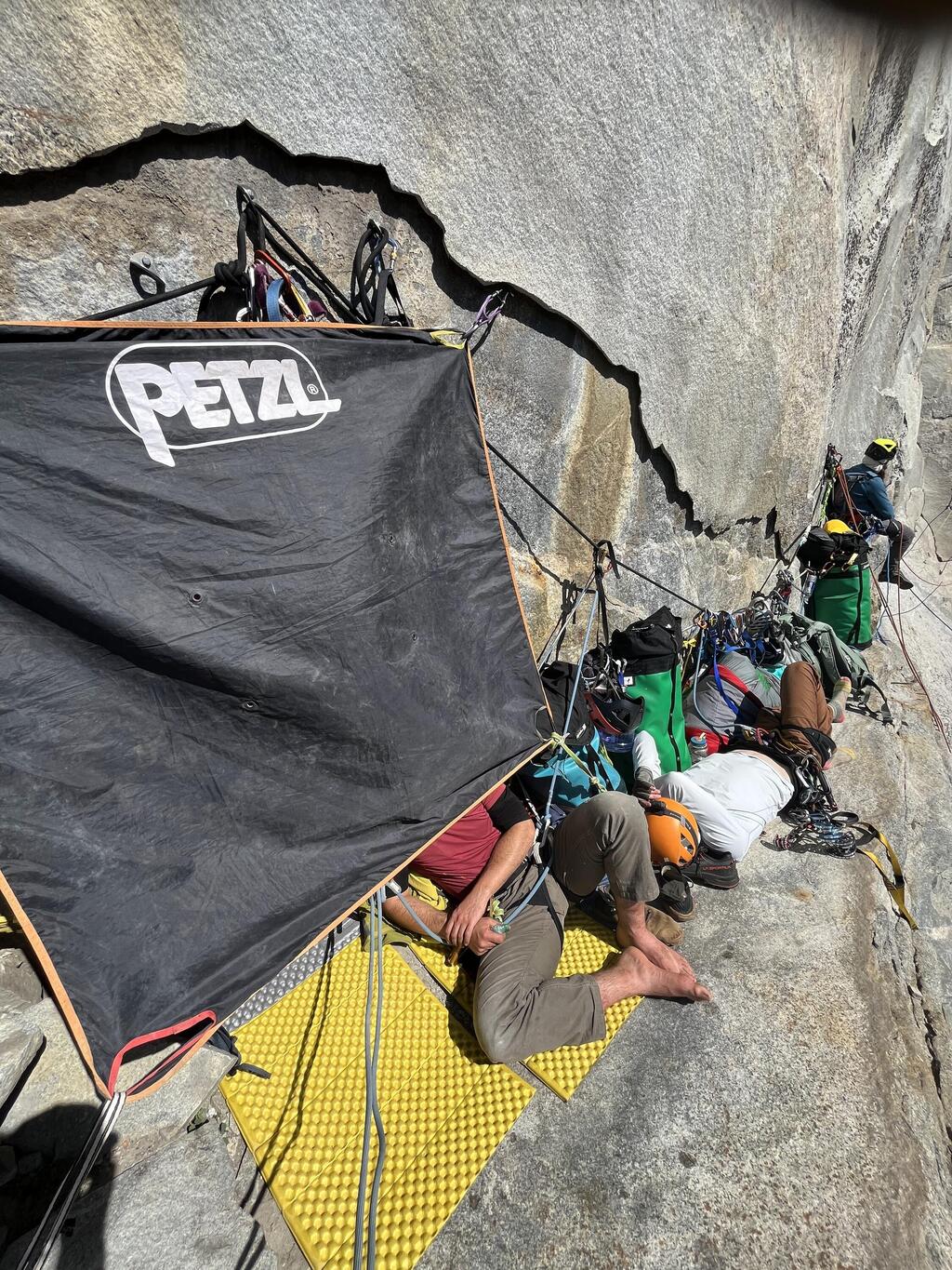 ״אתה מוצא מדף פנוי, והולך לישון״