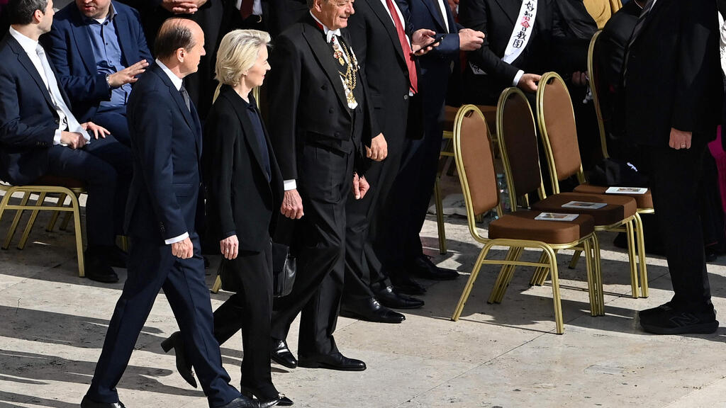 European Commission President Ursula von der Leyen attends Pope's inauguration (Photo: Isabella Bonotto / AFP) ותיקן הוותיקן טקס הכתרת ה אפיפיור האפיפיור ליאו ה 14 לאו ה 14 אורסולה פון דר ליין