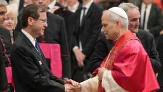 נשיא המדינה לוחץ את היד לאפיפיור החדש ליאו ה-14