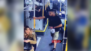 צעיר ערבי ירק על קצינה בקו אוטובוס 161 של דן