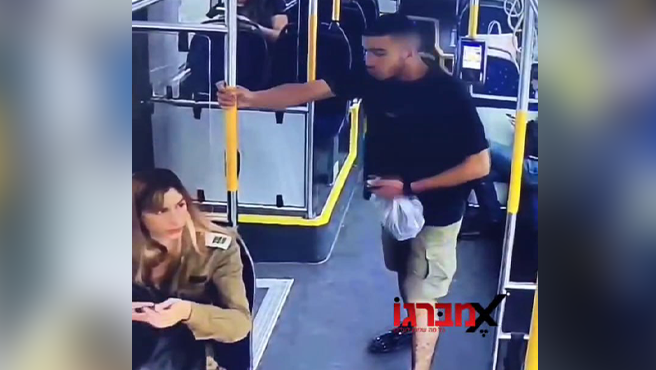 צעיר ערבי ירק על קצינה בקו אוטובוס 161 של דן