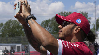 המילטון מצלם את הקהל