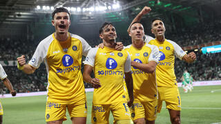 שחקן מכבי ת"א ווסלי פטאצ'י חוגג עם ערן זהבי, אושר דוידה, סתיו למקין