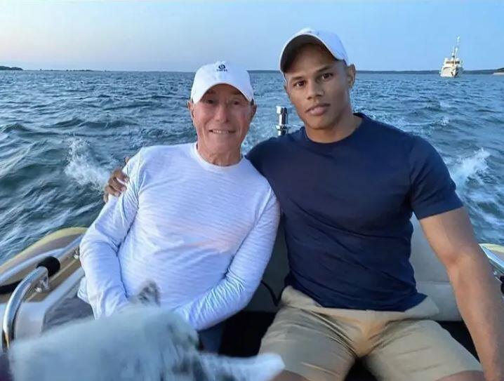 "ניסוי חברתי, גביע שהציג בפני חבריו העשירים". דייויד גפן ודונובן מייקלס (צילום: אינסטגרם) דייויד גפן