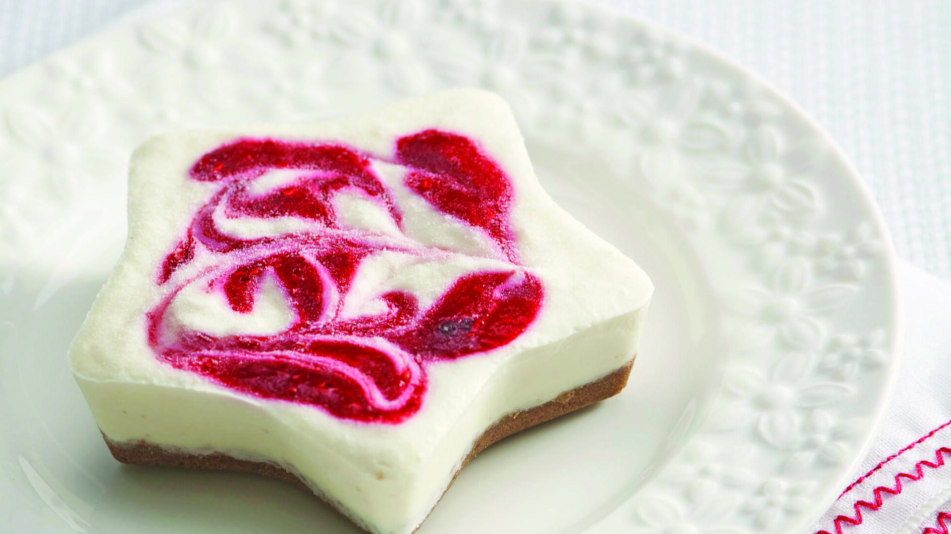 עוגה קפואה עם שמנת חמוצה ופטל