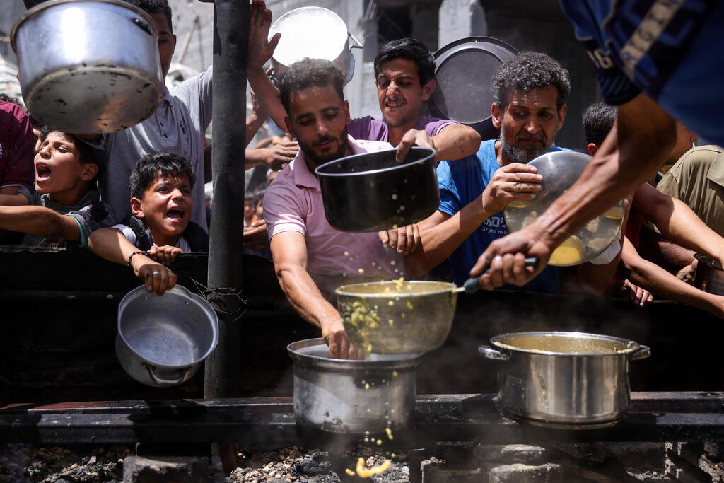 Food distribution in Jabaliya, Gaza (Photo: Bashar TALEB / AFP) ג'באליה