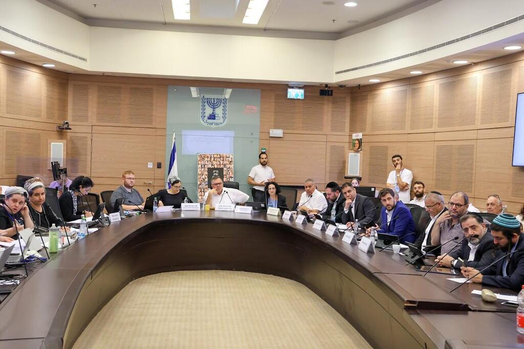 ועדת הכלכלה של הכנסת בראשות ח"כ דוד ביטן