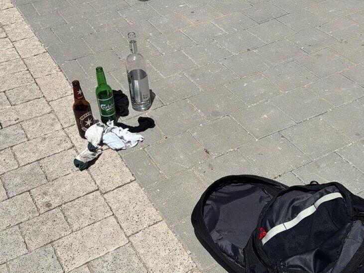 Сумка туриста и ее содержимое (Фото: пресс-служба полиции) תייר השליך תיק עם חומרים להכנת בקבוקי תבערה ליד שגרירות ארה"ב בתל אביב