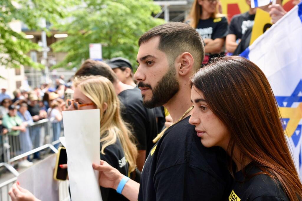 Eliya Cohen and Ziv Aboud (Photo: Liri Agami) אלי-ה כהן וזוגתו זיו עבוד במצעד תמיכה בישראל לאורך השדרה החמישית במנהטן