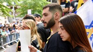 אלי-ה כהן וזוגתו זיו עבוד במצעד תמיכה בישראל לאורך השדרה החמישית במנהטן