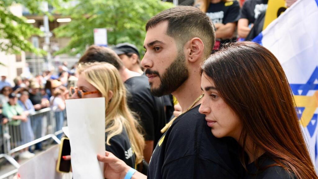 אלי-ה כהן וזוגתו זיו עבוד במצעד תמיכה בישראל לאורך השדרה החמישית במנהטן