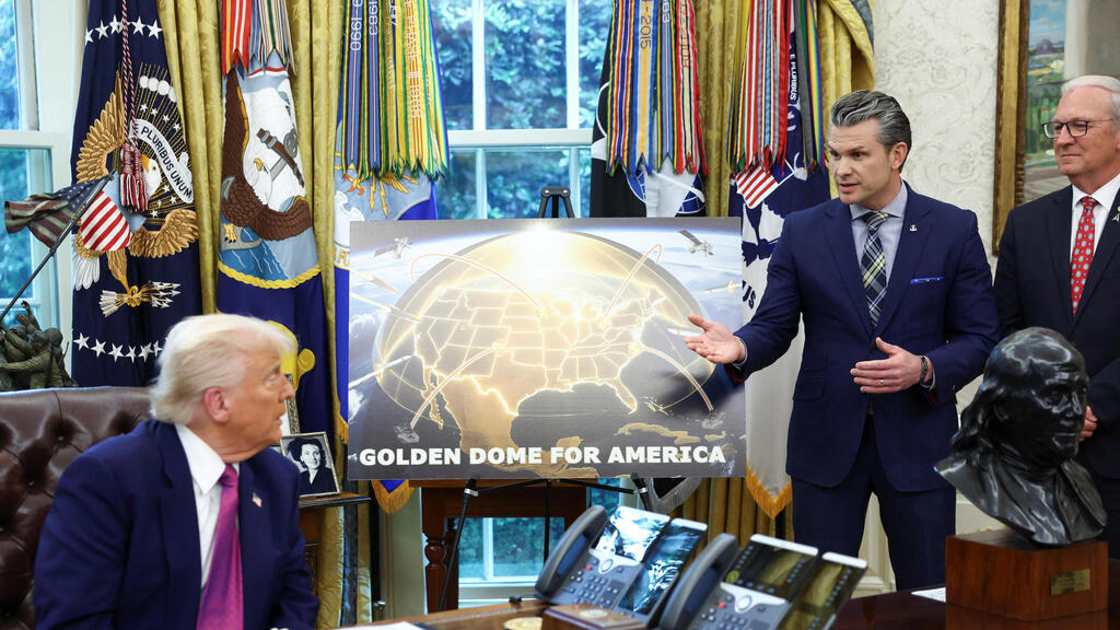 נשיא ארה"ב דונלד טראמפ נואם בחדר הסגלגל של הבית הלבן, הודיע ​​על מגן ההגנה מפני טילים של כיפת הזהב