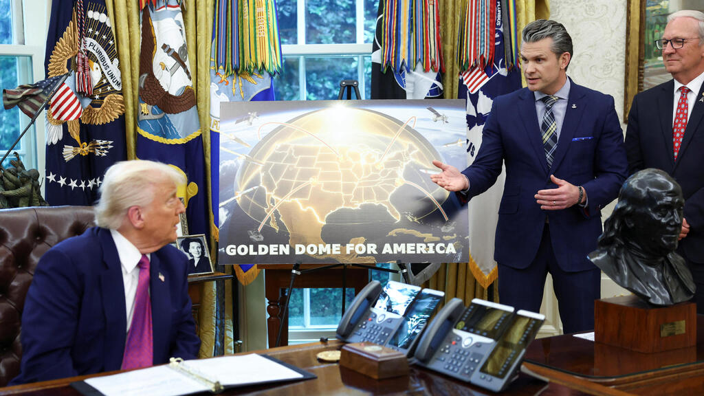 נשיא ארה"ב דונלד טראמפ נואם בחדר הסגלגל של הבית הלבן, הודיע ​​על מגן ההגנה מפני טילים של כיפת הזהב