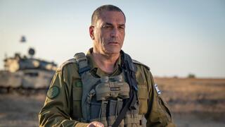 הרמטכ״ל, רב-אלוף אייל זמיר בהערכת מצב וסיור ברצועת עזה עם מפקד פיקוד הדרום, אלוף יניב עשור, מפקד אוגדה 98, תת-אלוף גיא לוי ומפקדים נוספים