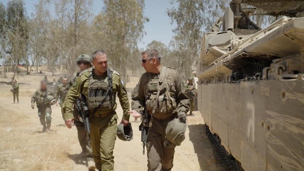 הרמטכ״ל, רב-אלוף אייל זמיר בהערכת מצב וסיור ברצועת עזה עם מפקד פיקוד הדרום, אלוף יניב עשור, מפקד אוגדה 98, תת-אלוף גיא לוי ומפקדים נוספים