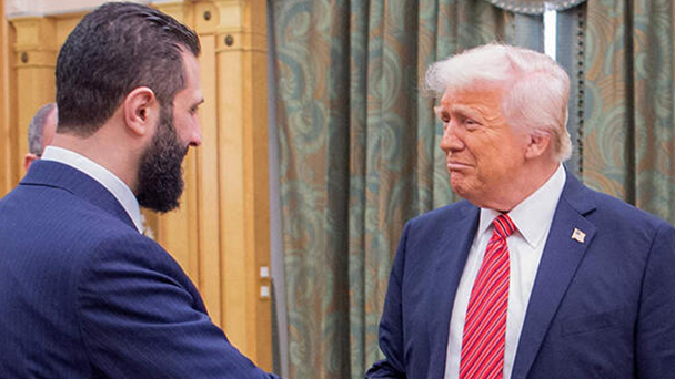 President Donald Trump and President Ahmad al-Sharaa (Photo: AFP / Saudi Royal Palace / Bandar al-Jaloud) הפגישה של נשיא ארה"ב דונלד טראמפ עם נשיא סוריה אחמד א-שרע ובן סלימאן