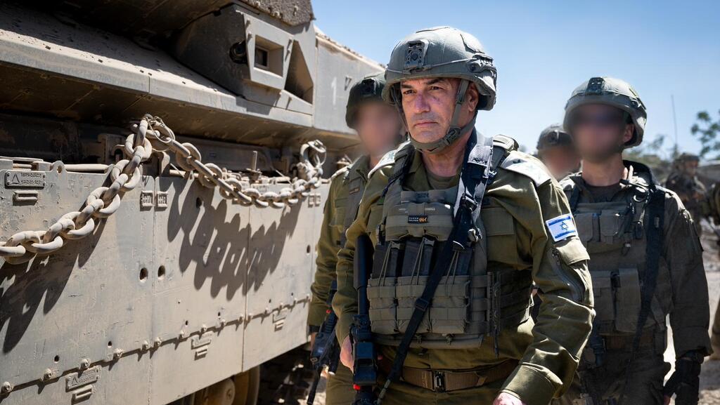 הרמטכ״ל, רב-אלוף אייל זמיר בהערכת מצב וסיור ברצועת עזה עם מפקד פיקוד הדרום, אלוף יניב עשור, מפקד אוגדה 98, תת-אלוף גיא לוי ומפקדים נוספים