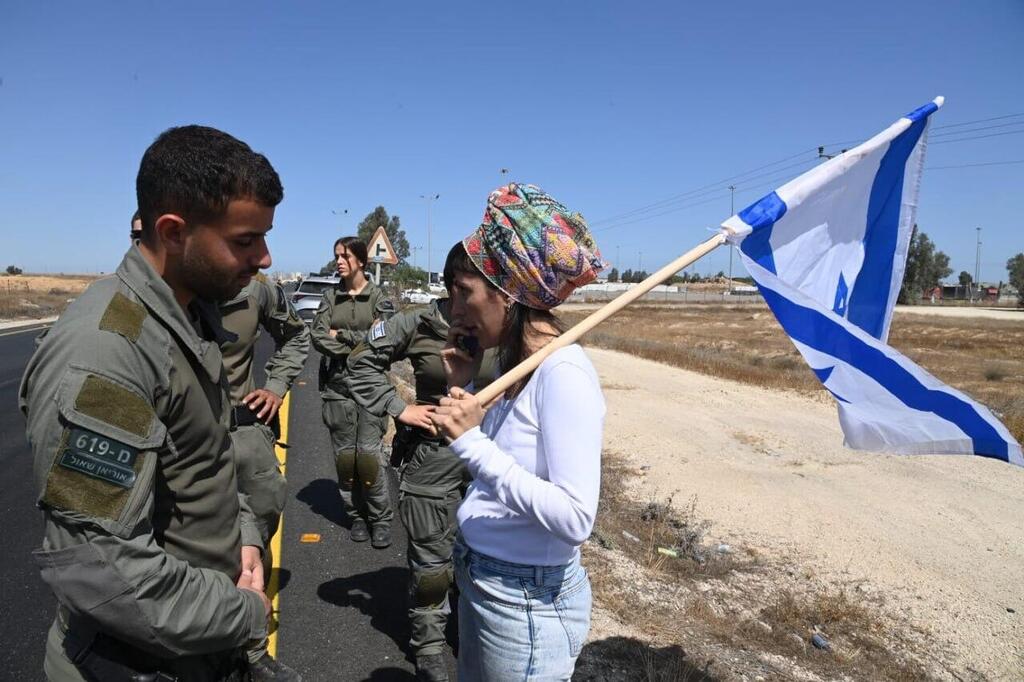 פעילי ימין מוחים וחוסמים הכנסת משאיות סיוע הומניטרי לרצועה