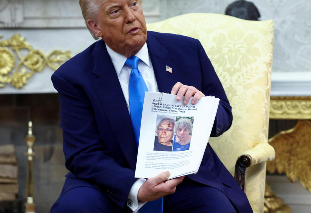 טראמפ מציג תמונות של לבנים שלדבריו נרצחו