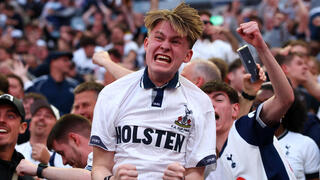 אוהדי טוטנהאם חוגגים