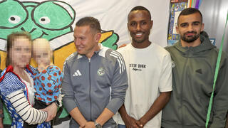 גדי קינדה מבקר במחלקה האונקולוגית ברמב"ם במהלך חודש מרץ לצד ברק יצחקי, מחמוד ג'אברף דולב חזיזה