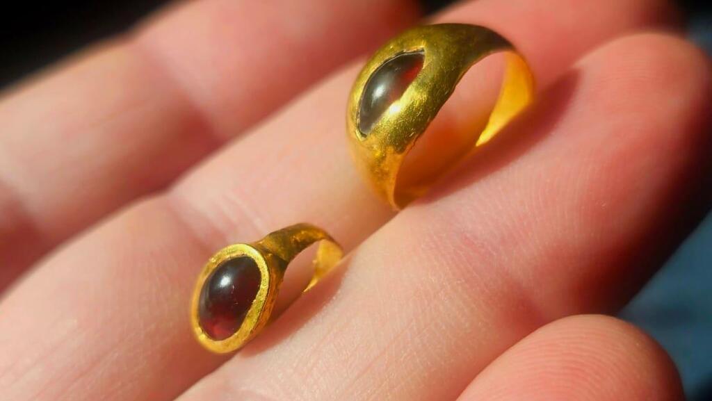 The two rings that were found less than a year apart (Photo: Israel Antiquities Authority) שתי הטבעות שנמצאו בתוך כשנה