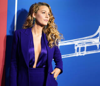 בלייק לייבלי בחליפה של סרג'יו הדסון על השטיח האדום, 2022