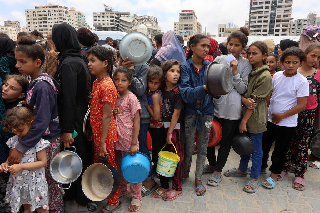 Italy continues to claim there is starvation in Gaza (Photo: Omar Al-Qattaa/ AFP) חלוקת מזון בעזה