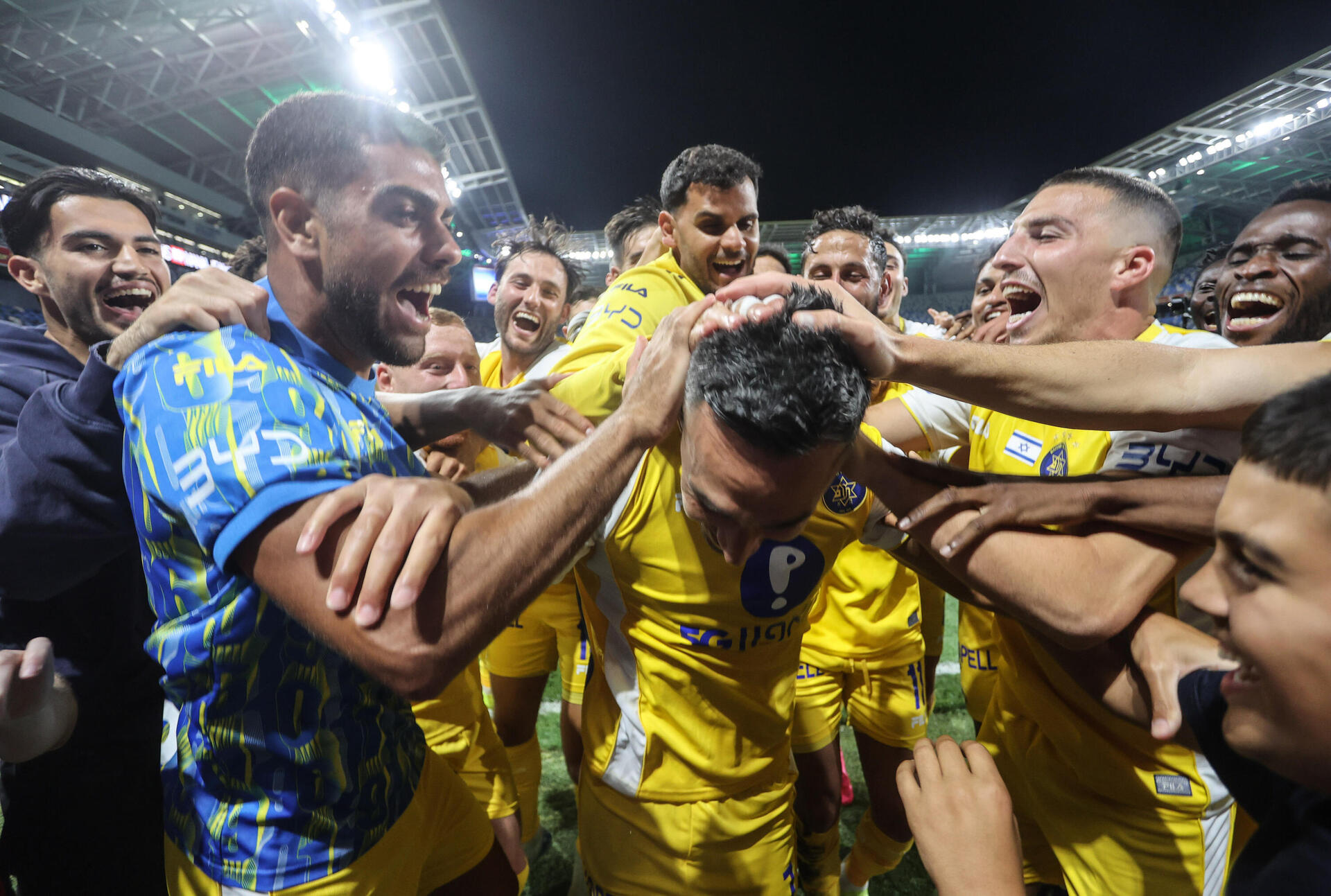 ערן זהבי והחברים ממכבי ת"א חוגגים ניצחון, שמקרב אותם לאליפות 