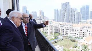 אבו מאזן ונואף סלאם ראש ממשלת לבנון נפגשים בלבנון כחלק מביקורו של אבו מאזן שם