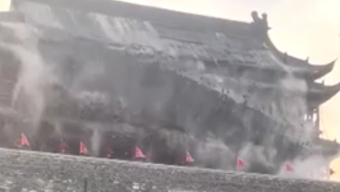 תיעוד: קריסת רעפים באתר התיירות הסיני שנבנה ב-1375
