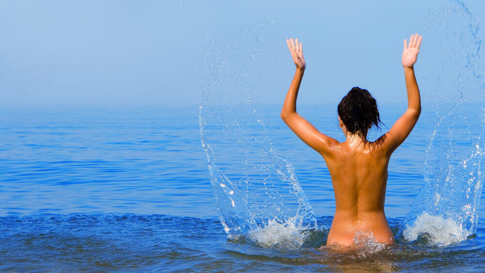 החוף היפים בעולם שבהם לא תצטרכו בגד ים