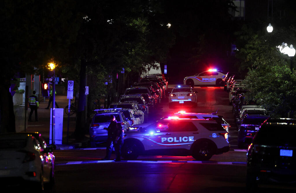 Aftermath of the fatal shooting attack in DC killing two staffers of the Israeli embassy (Photo: Jonathan Ernst / Reuters) זירת הפיגוע בוושינגטון